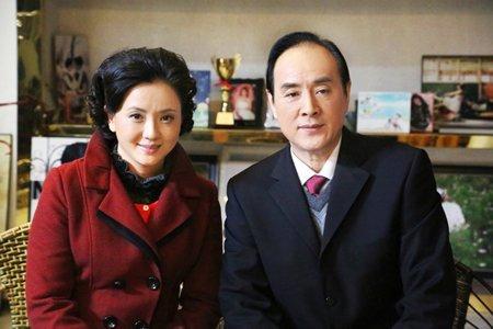 在女儿的劝说下,陶慧敏嫁给了一位舞蹈老师王设忠据说还是周迅,应真