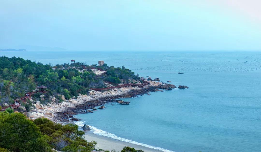 在福建海岸线最南端,诏安县的梅岭半岛,形似盛开的梅花.