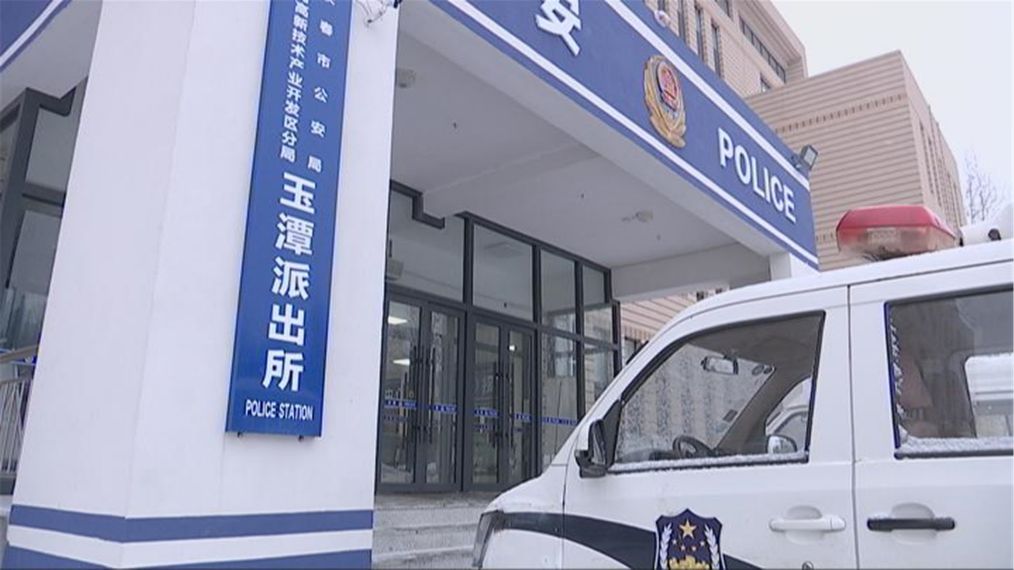 独居老人烧炭取暖致一氧化碳中毒 民警破窗营救