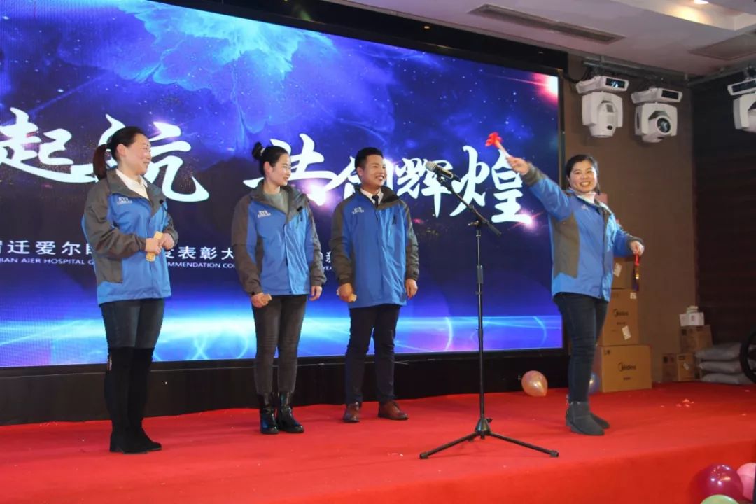 节目五:小品"甄"假神医,表演者:李平平,潘刚,徐东,程闯,包留住,李