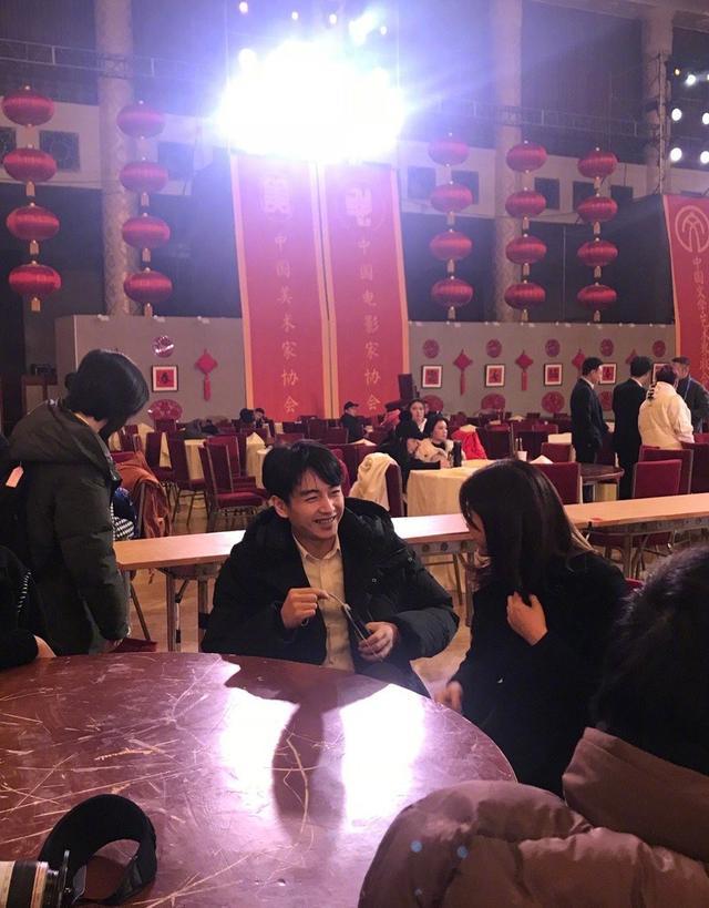 32岁陈晓与36岁陈妍希合体参加活动，懒理流言，