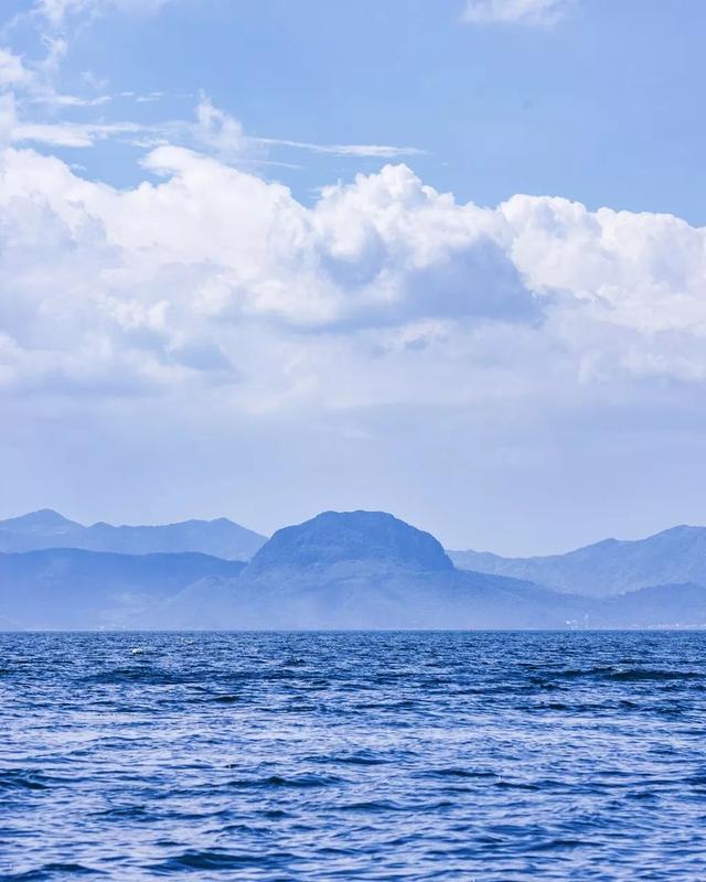 抚仙湖,蓝色的故乡,2020年最流行的色彩_湖水