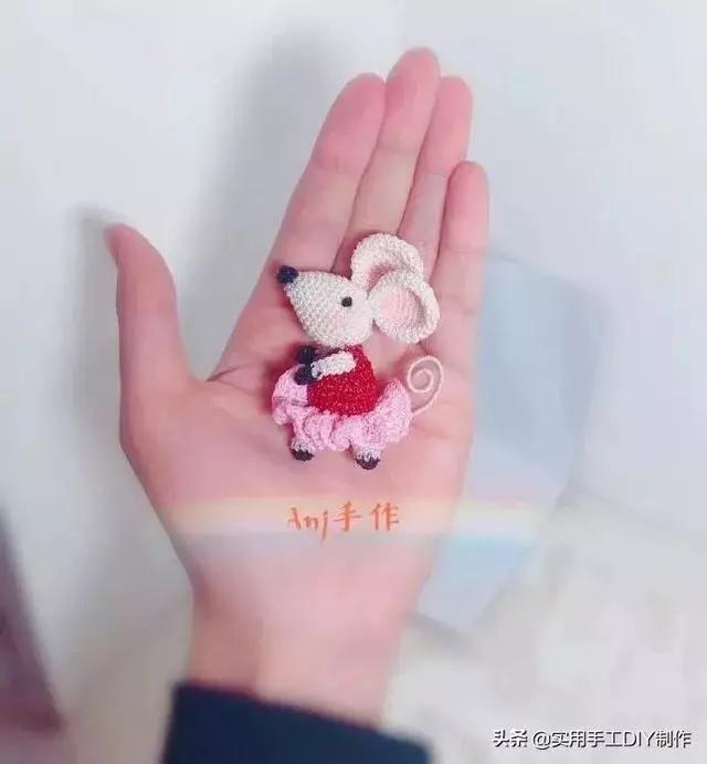 m:三针并一针) 花片老鼠 这款是用几个花片拼出的小老鼠,圆乎乎的太