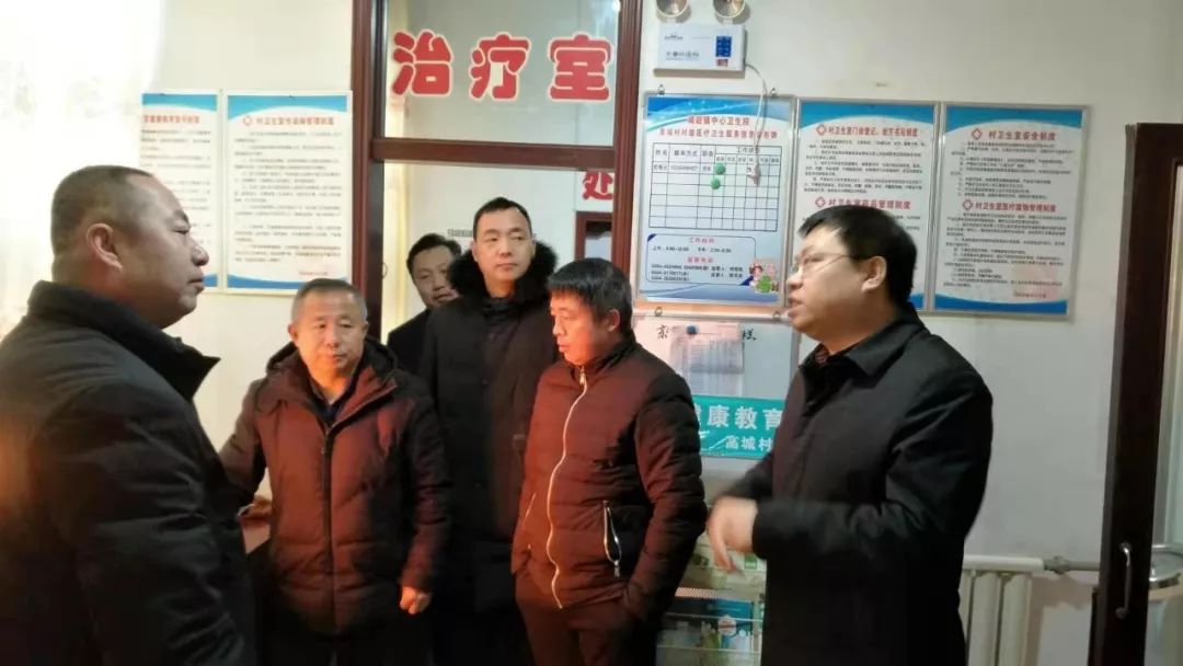 祁县人民政府副县长智慧,县卫健体局负责人一行冒雪深入城赵镇中心