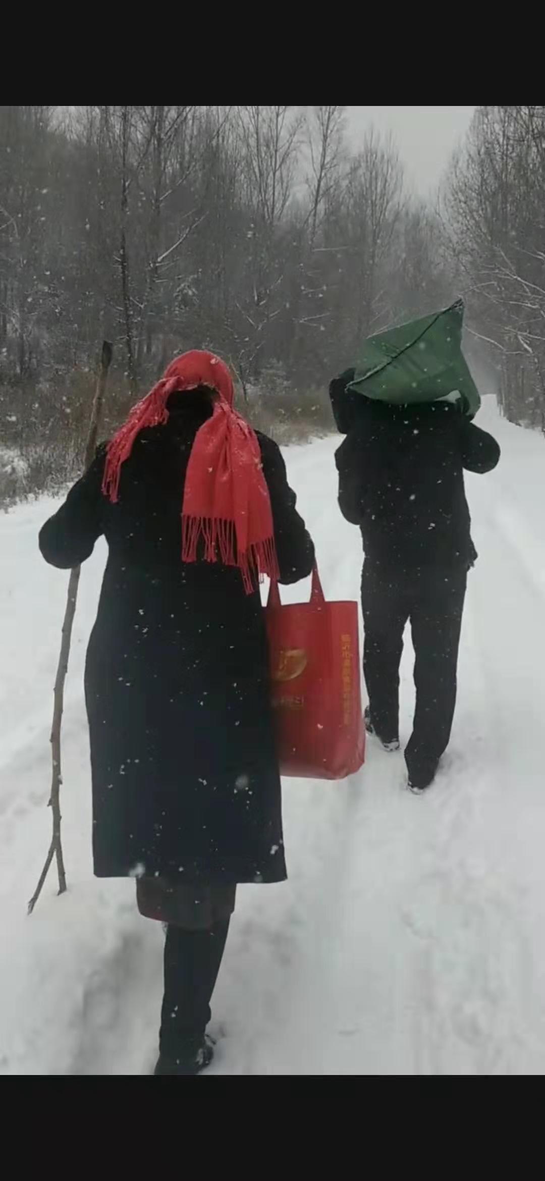 雪地山路负重行走5公里两位老师只为学生能准时考试