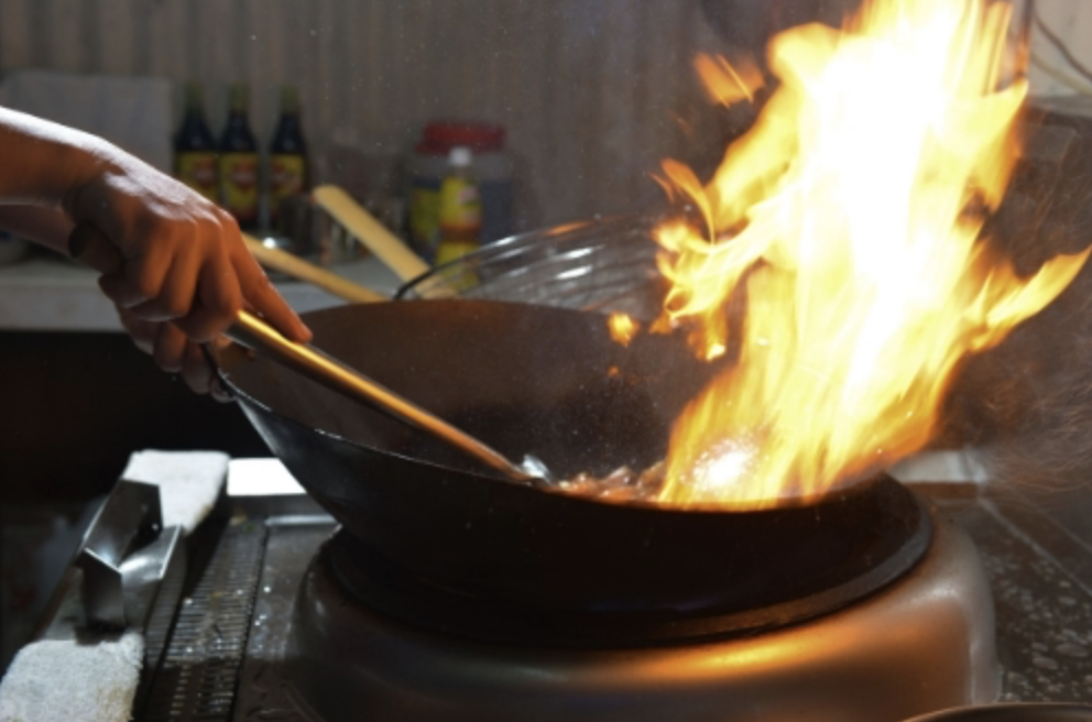 【YouTube上一段中国厨师炒面视频，遭老外嘲笑：我用微波炉2分钟】