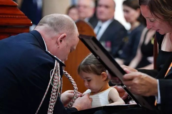 澳洲大火燃烧四个月，1岁儿子替消防员殉职父亲接受勋章