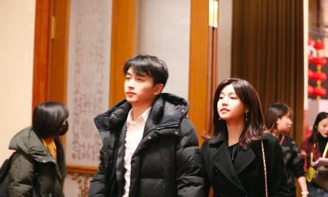 32岁陈晓与36岁陈妍希合体参加活动，懒理流言，