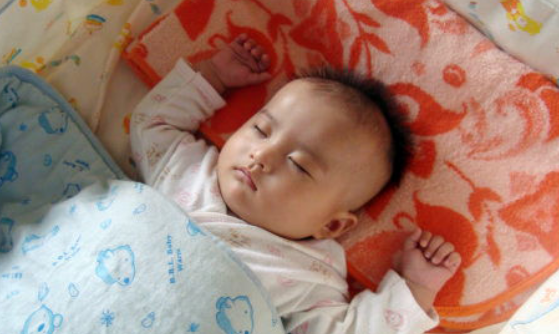 怎么判断宝宝睡觉冷不冷？有以下3个技巧，家长要了解: