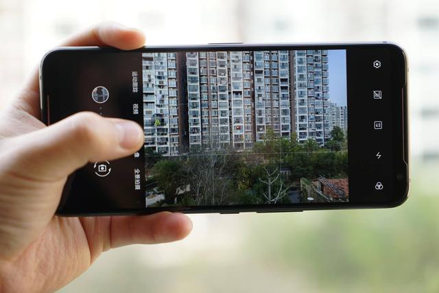 怀疑人生?华硕ROG手机2评测:连赢N盘游戏,靠的不只是120Hz