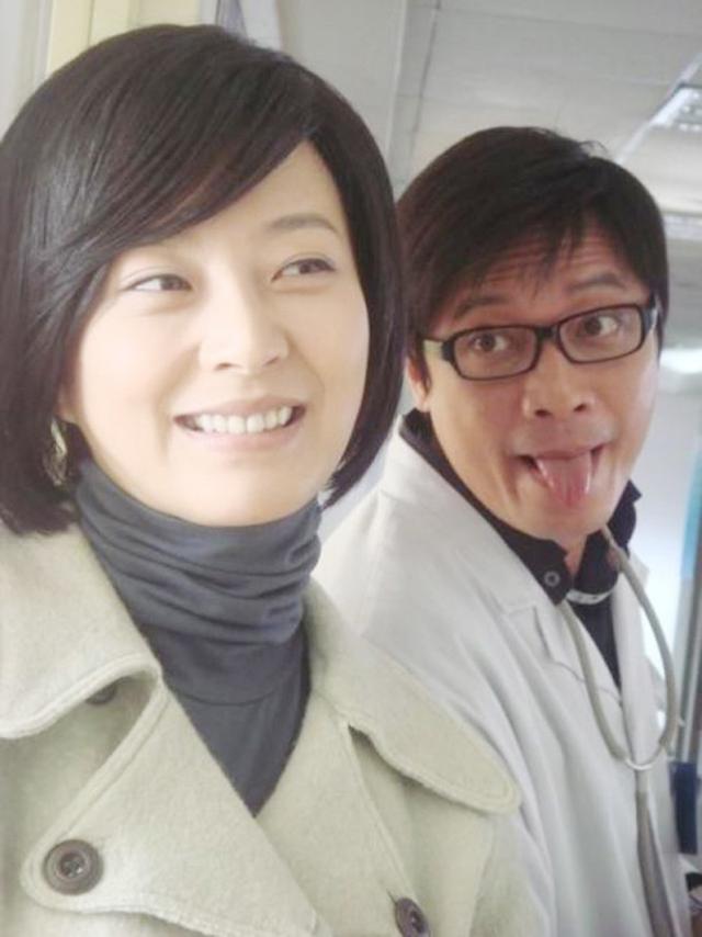 放弃相恋28年原配，找10岁娇妻，50岁老来得女，