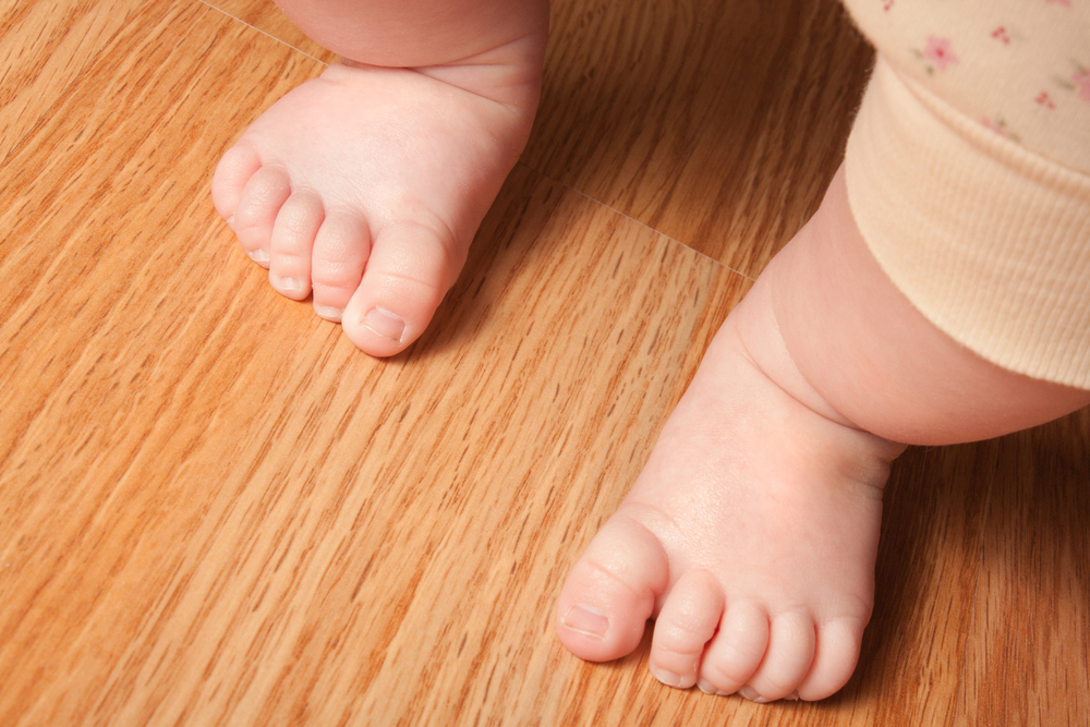 3岁后是足部发展关键，别用长大会好，轻视儿童扁平足！:足部按摩方法