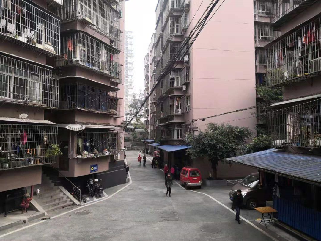 九龙坡区渝州路街道长石苑小区,是本轮我市城市老旧小区改造的范本.