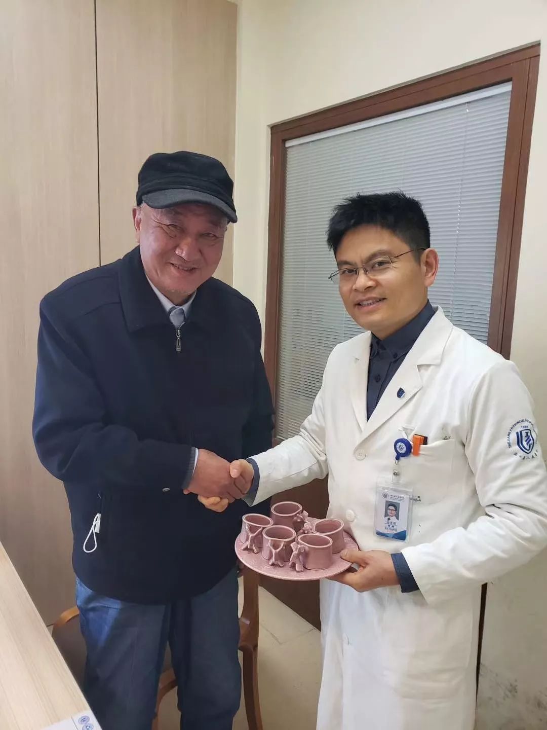 手术后他联手中国美院老师花三个月设计制作了一套腰椎茶具 医生收到后激动坏了：最珍