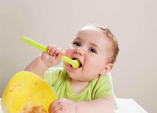 【儿科医生：宝宝1岁前，学会吃这类食物，将来说话早、发音准】