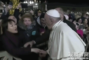 修女求吻，教皇被吓怕了:你不咬我，我就亲你（组图） - 3