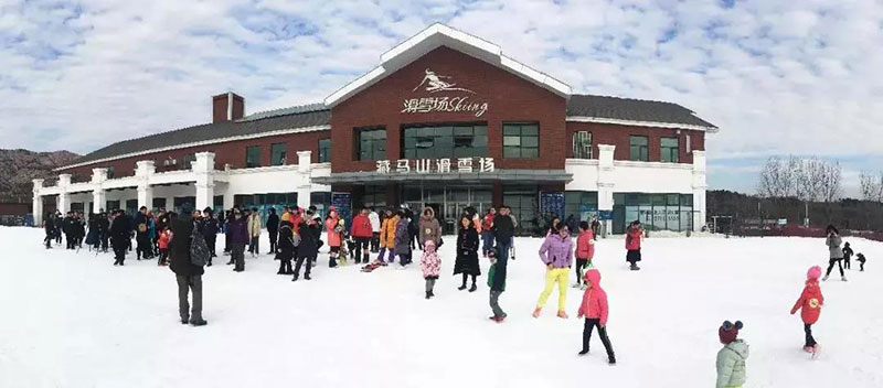 青岛藏马山滑雪场位于风景秀丽的