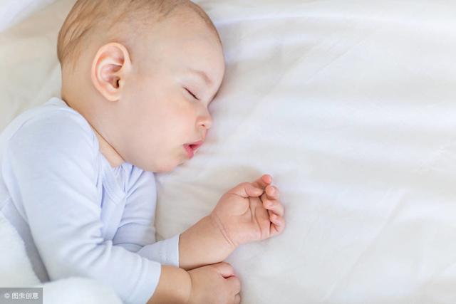 【三四个月的宝宝睡觉总是摇头，难道是缺钙？其中另有隐情，别大意】
