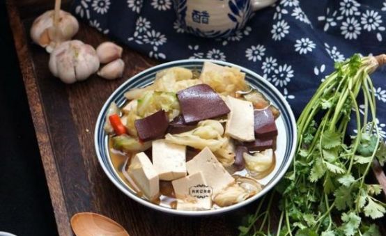 猪血白菜炖豆腐，你不可错过的美食新做法！ 