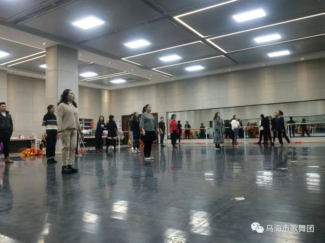 2020最伤心的歌曲排名_一首比较经典的伤感歌曲《不值得》