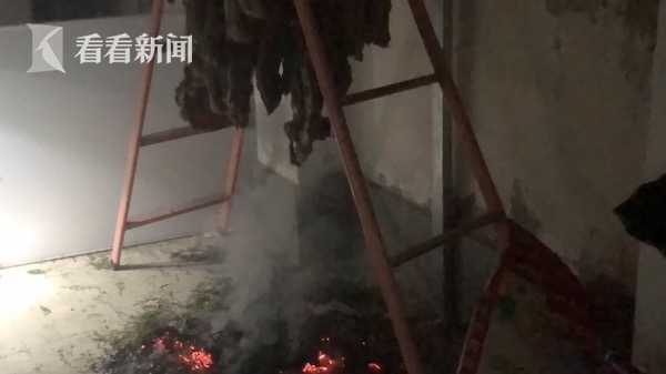 阳台现明火邻居吓得报警 老夫妻：我们在熏腊肉