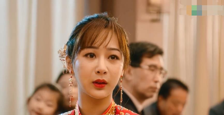 有一种"美颜"叫杨紫穿中式婚纱,本以为不好看,没想美到不敢认