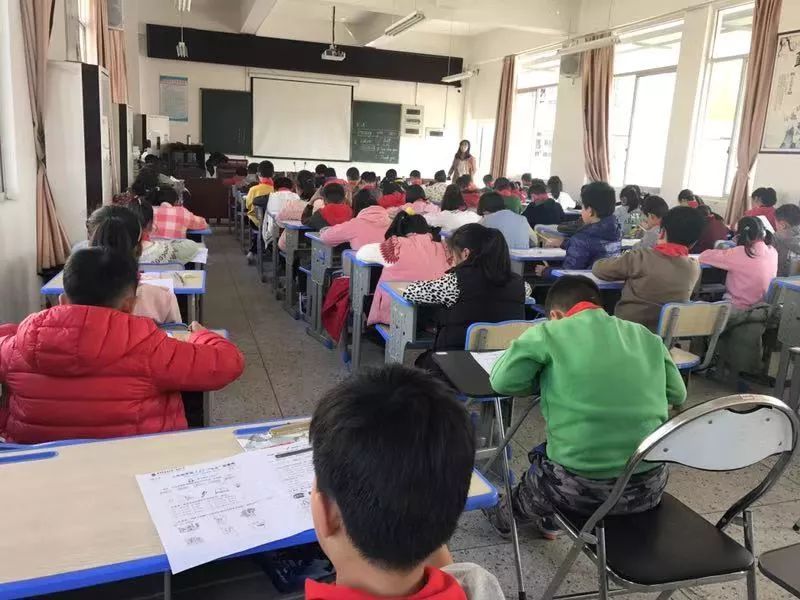 同时检测英语教学的质量和学生的英语学业水平,提高师生英语学与教的