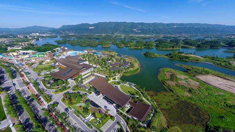 龙水湖风景区位于大足区南部,坐落于巴岳山脉分水岭西侧,地跨玉龙镇