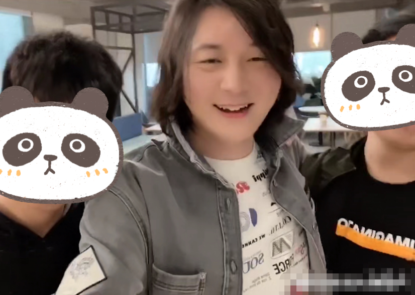张大仙现身嘉年华却被坐的车给实力抢镜网友直呼有钱真好