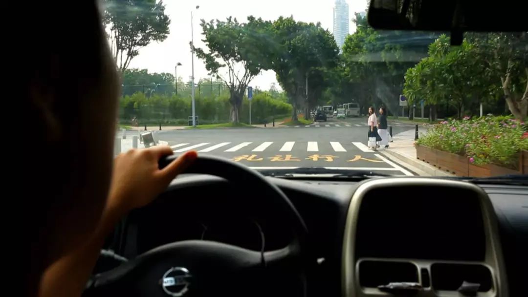 【文明广州】迎面驶来一辆车,还能照常过马路吗?