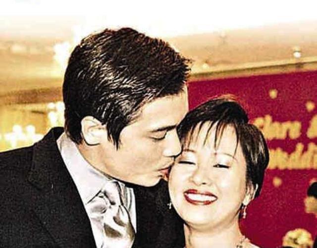 放弃相恋28年原配，找10岁娇妻，50岁老来得女，