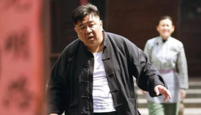国家一级演员梁冠华, 低调娶女导演恩爱23年, 今因懦弱太子翻红