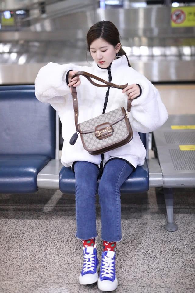 赵露思一身羊绒装走机场虽然身高不够但可爱造型很养眼