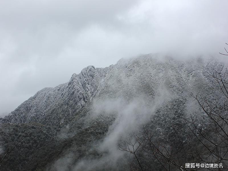 雪虐风饕他们逆风雪而行在高黎贡山风雪丫口形成一道亮丽的风警线