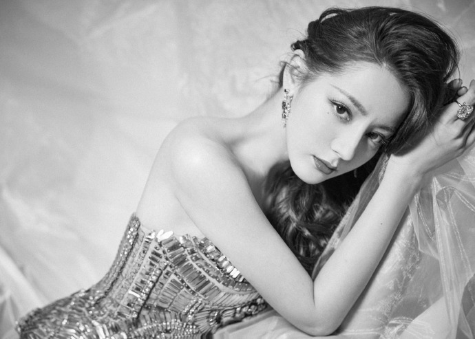 热巴荣获年度最受关注明星 2020年希望有更多