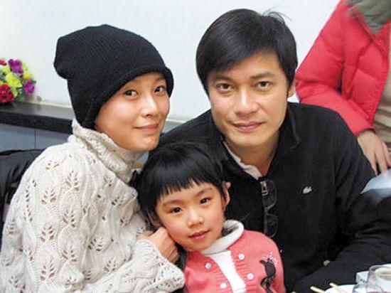 放弃相恋28年原配，找10岁娇妻，50岁老来得女，
