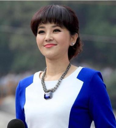 45岁央视名嘴方琼15岁丧父嫁大8岁上级今一家三口超幸福