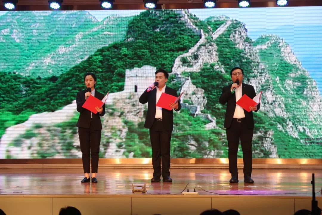 女心中都有着诉说不尽的爱国情怀。诗朗诵《中国，我的中国》峄城分公司