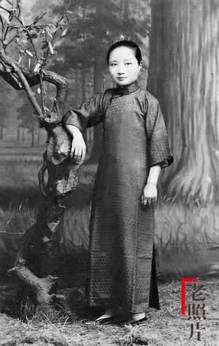 民国时期大上海时髦女性穿着海派旗袍的老照片