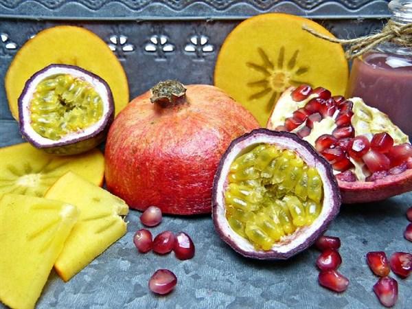 石榴常见水果，常吃能美容养颜，强身健体，介绍几种石榴功效|