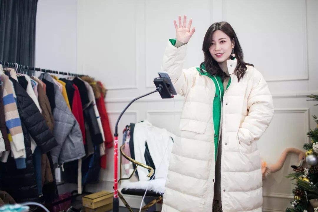 李佳琦年赚近2亿元、PK掉六成上市公司，网红“