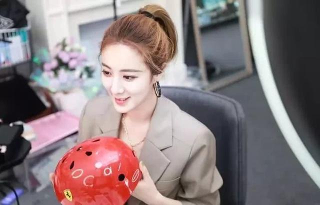 淘宝1300万粉的女主播逃不开被问及这个只跟女性有关的难题