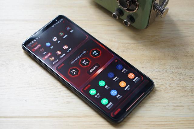 怀疑人生?华硕ROG手机2评测:连赢N盘游戏,靠的不只是120Hz