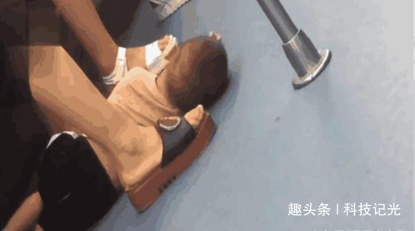  孩子睡在地铁的地上，妈妈悠闲玩手机，乘客看到孩子的手不淡定了