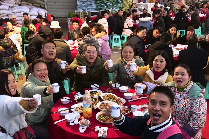 望海花都千人围坐吃团年饭 坝坝宴排了一条街