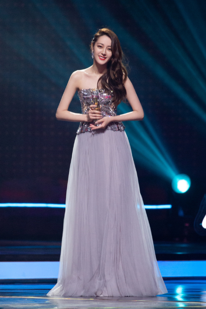 热巴荣获年度最受关注明星 2020年希望有更多