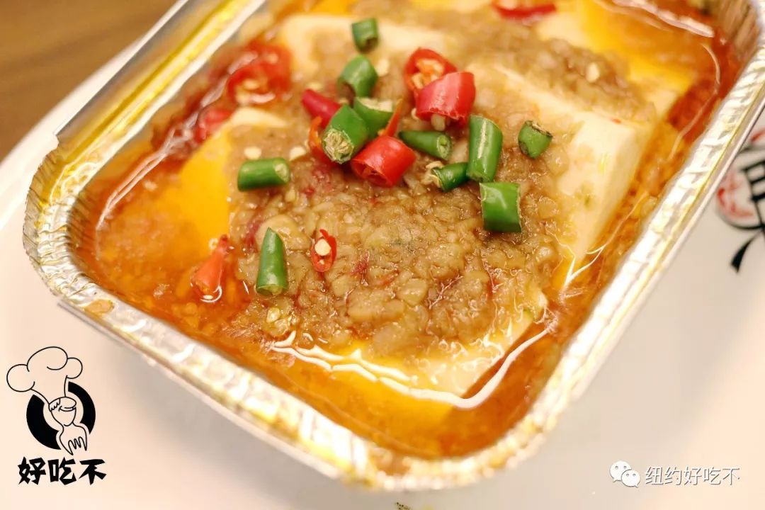 嫩豆腐金针菇,配朝天椒,秘制蒜蓉,用锡纸包好制成.