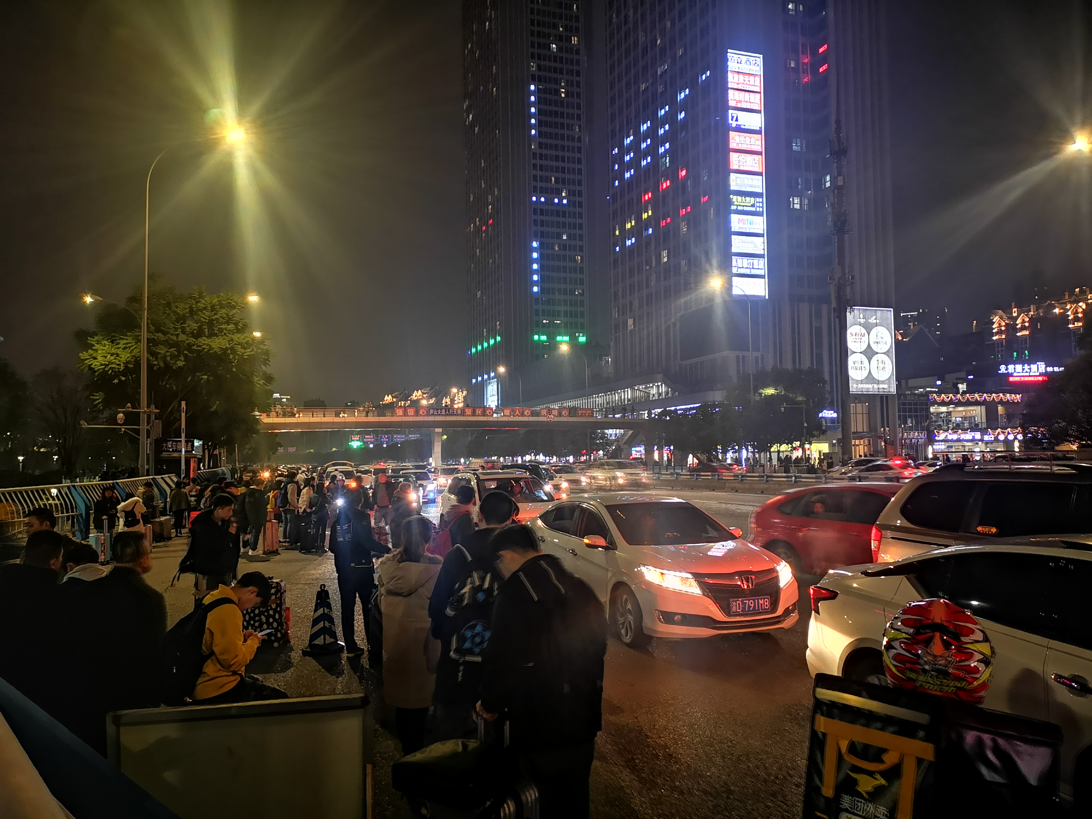 原创2020春运首日-重庆北站那些夜间归家人