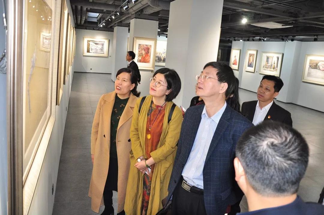 参观"大美不言"凌少艾水彩作品展