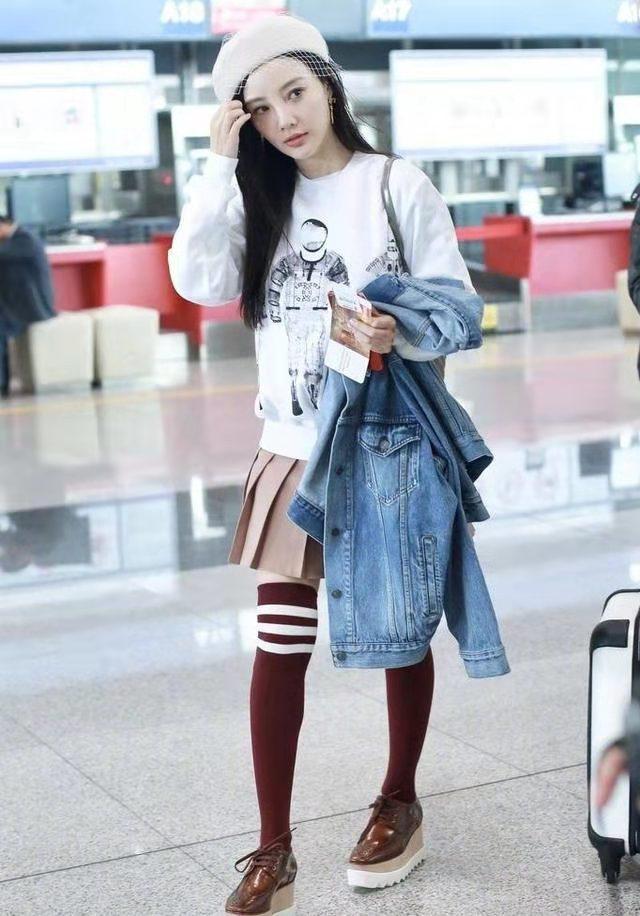 38岁李小璐的美貌太抢眼,白色卫衣配短裙,看上去明明只有18岁
